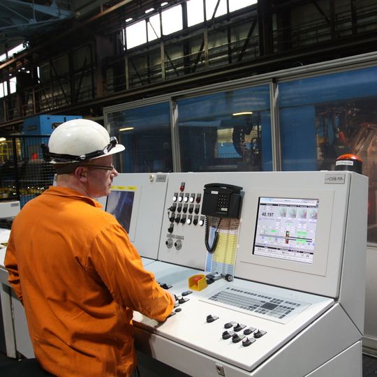 Die Spezialisten von H. Kleinknecht aus Siegen rüsten veraltete elektrotechnische Maschinen und Anlagen mittels Retrofit wieder auf.