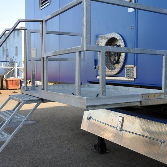 Den Türen des Brandcontainers sind ausziehbare Podeste vorgelagert, die auf Teleskopschienen von Rollon laufen. Den Türen des Brandcontainers sind ausziehbare Podeste vorgelagert, die auf Teleskopschienen von Rollon laufen.