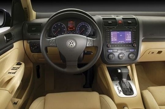 Die wichtigsten Infos liefern nach wie vor zwei große Rundinstrumente, alle anderen Funktionen hat VW in der Mittelkonsole zussammengefasst. Die wichtigsten Infos liefern nach wie vor zwei große Rundinstrumente, alle anderen Funktionen hat VW in der Mittelkonsole zussammengefasst.