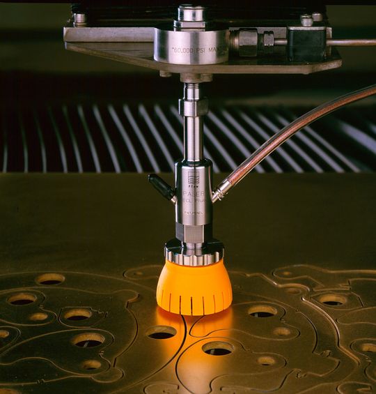 Wasserstrahlschneiden mit einem Arbeitsdruck von 6000 bar. Das erhöht die Schneidgeschwindigkeit. Der Verbrauch von Abrasivsand ist reduziert. Wasserstrahlschneiden mit einem Arbeitsdruck von 6000 bar. Das erhöht die Schneidgeschwindigkeit. Der Verbrauch von Abrasivsand ist reduziert.