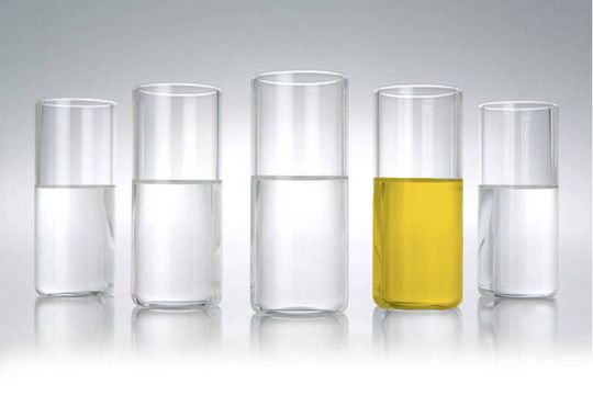 Die in Rohöl enthaltenen Schmutzstoffe machen „normale“ Grundöle (linkes Glas) stets „farbig“. Die neuen Grundöle der Shell-Helix-Familie hingegen sind frei von jeglichen Partikeln und deshalb glasklar (rechtes Glas). Beiden gemeinsam: die weiteren Zutaten in Form von Additiven.