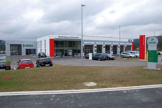 Der neue Direkt-Express liegt am Zubringer zur A9. Der rund sechs Meter hohe, weiß-rote Baukörper ist schon von Weitem zu sehen. Er soll die Autofahrer auf das Leistungsangebot des Schnellservice-Betriebs aufmerksam machen.