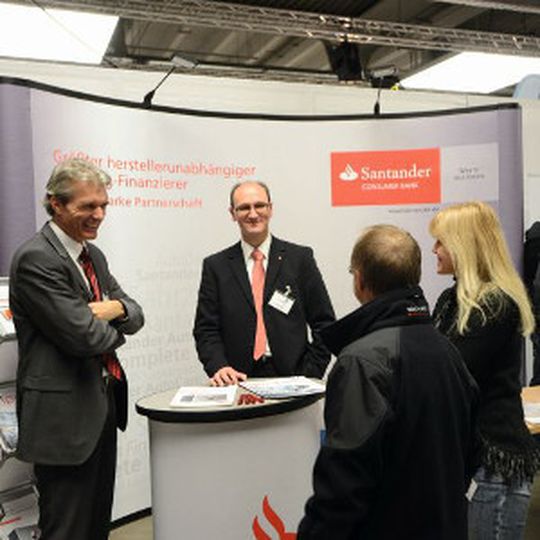 Mitarbeiter der Santander Consumer Bank AG im Kundengespräch auf der »bike und business« Fachtagung 2013. Mitarbeiter der Santander Consumer Bank AG im Kundengespräch auf der »bike und business« Fachtagung 2013.