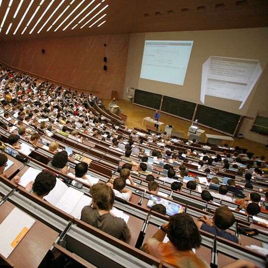 Durchschnittlich 35 Prozent Mehrverdienst sind mit einem akademischen Abschluss drin. Durchschnittlich 35 Prozent Mehrverdienst sind mit einem akademischen Abschluss drin.