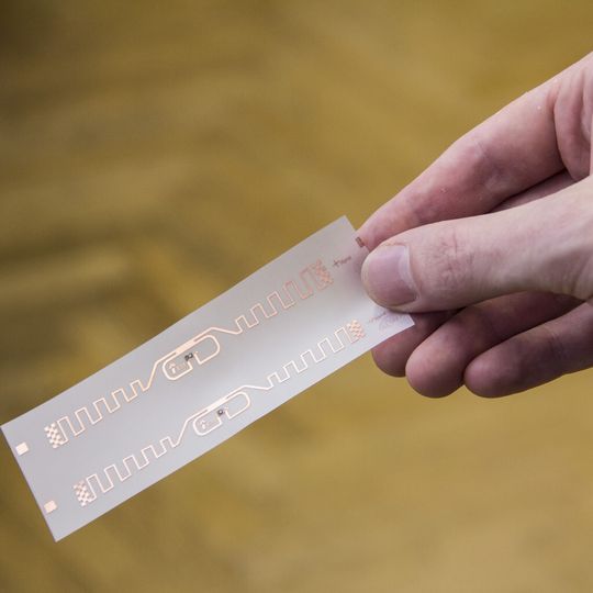 Um den RFID-Tag orten zu können, wird dem gewöhnlichen Funksignal des Lesegerätes zusätzlich ein Lokalisierungssignal überlagert. Um den RFID-Tag orten zu können, wird dem gewöhnlichen Funksignal des Lesegerätes zusätzlich ein Lokalisierungssignal überlagert.