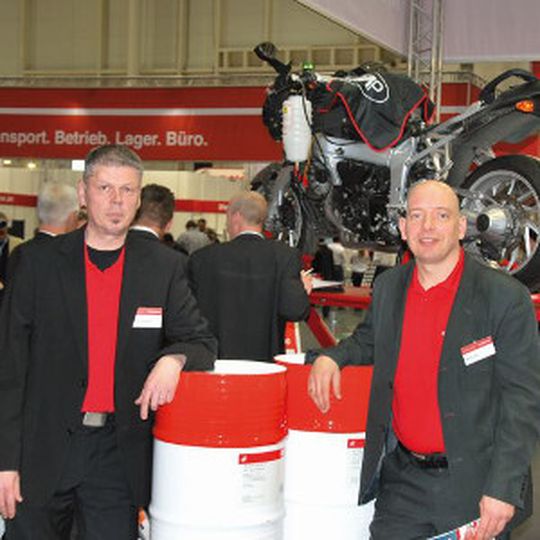 Thomas Langenfeld (Vertrieb) und Stefan Onken (Projektleiter) bei Matthies Motorrad auf der »bike und business« Fachtagung 2013. Thomas Langenfeld (Vertrieb) und Stefan Onken (Projektleiter) bei Matthies Motorrad auf der »bike und business« Fachtagung 2013.