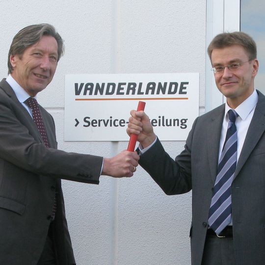 Manfred Schmidt (l.) übergibt den Staffelstab an Dipl.-Ing. Arnd Kornetzki, neuer Manager Services bei Vanderlande in Mönchengladbach. Manfred Schmidt (l.) übergibt den Staffelstab an Dipl.-Ing. Arnd Kornetzki, neuer Manager Services bei Vanderlande in Mönchengladbach.