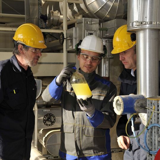 Entnahme einer Probe aus der Syntheseanlage: Professor Jörg Sauer, Sprecher desBioliq-Projekts (rechts) mit dem Betriebsleiter der Syntheseanlage, Ulrich Galla (links)und Daniel Richter (Mitte). Entnahme einer Probe aus der Syntheseanlage: Professor Jörg Sauer, Sprecher desBioliq-Projekts (rechts) mit dem Betriebsleiter der Syntheseanlage, Ulrich Galla (links)und Daniel Richter (Mitte).