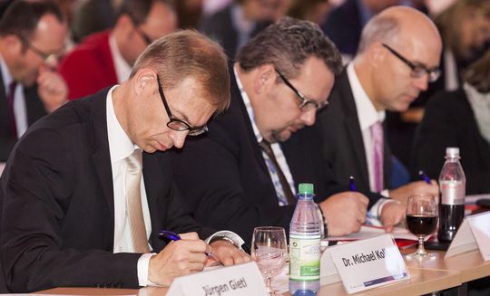 Warum ist es wichtig, seine Marke zu stärken? Welche Markenthemen sind aktuell interessant und welche stehen 2015 im Fokus? Diese Fragen beantworteten unter anderem Dr. Michael Kolk, Klüber Lubrication München SE, Kai Halter, ebm-papst, und Martin Büllesbach, Bilfinger SE, für die B2B-Marken-Marktstudie, die im Rahmen der 9. Markenkonferenz B2B durchgeführt wurde. Warum ist es wichtig, seine Marke zu stärken? Welche Markenthemen sind aktuell interessant und welche stehen 2015 im Fokus? Diese Fragen beantworteten unter anderem Dr. Michael Kolk, Klüber Lubrication München SE, Kai Halter, ebm-papst, und Martin Büllesbach, Bilfinger SE, für die B2B-Marken-Marktstudie, die im Rahmen der 9. Markenkonferenz B2B durchgeführt wurde.
