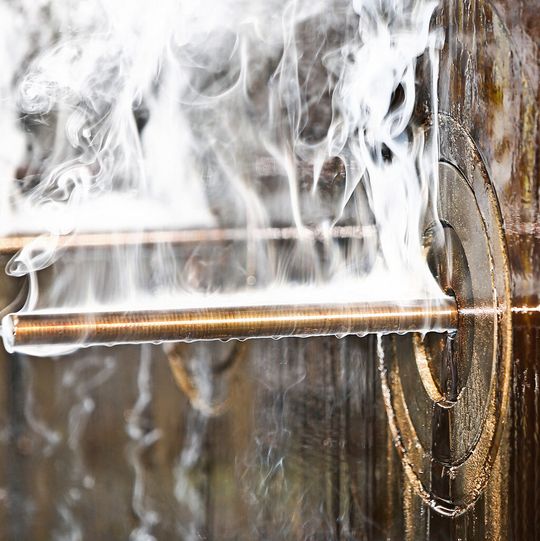 Bild 1: Um mit dem Edelstahl das für Kugelzapfen geforderte Festigkeitsniveau zu erzielen, standen der Drahtabzug beim Ziehprozess vor der Kaltumformung (im Bild) sowie die Umformstufen beim Kaltfließpressen im Blickpunkt.