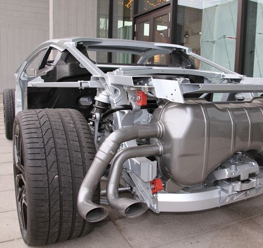 Lamborghini-Redner Luciano De Oto brachte ein anschauliches Exponat zum Thema Hybridbau aus Aluminium und CFK mit auf die 4. Fachtagung Carbon Composites nach Augsburg. Bitte weiter klicken, um durch die Galeriebilder einen umfassenden Event-Überblick zu bekommen...seien Sie beim nächsten Mal einfach dabei!