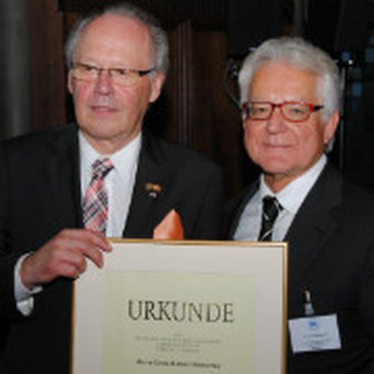 Ausgezeichnet: Ernst-Robert Nouvertné erhält von ZDK-Vorstandsmitglied Harry Brambach die Urkunde zur Goldenen Ehrennadel überreicht. Ausgezeichnet: Ernst-Robert Nouvertné erhält von ZDK-Vorstandsmitglied Harry Brambach die Urkunde zur Goldenen Ehrennadel überreicht.