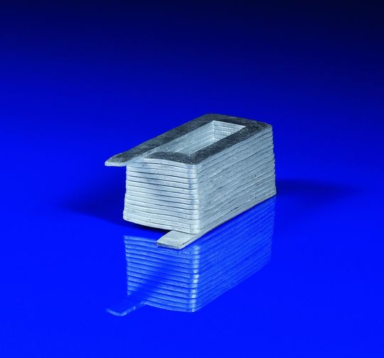 Gegossene Spule hergestellt im Feinguss-Verfahren (Leiterwerkstoff Aluminium, 15 Windungen, Leiterhöhe ca. 1,5 mm). Gegossene Spule hergestellt im Feinguss-Verfahren (Leiterwerkstoff Aluminium, 15 Windungen, Leiterhöhe ca. 1,5 mm).
