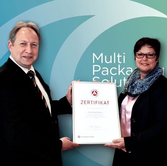 Petra Cravaack, Vorsitzende der Geschäftsführung der Agentur für Arbeit Stuttgart, überreichte das Zertifikat für Nachwuchsförderung an MPS-Personalleiter Georg Przybylski. Petra Cravaack, Vorsitzende der Geschäftsführung der Agentur für Arbeit Stuttgart, überreichte das Zertifikat für Nachwuchsförderung an MPS-Personalleiter Georg Przybylski.