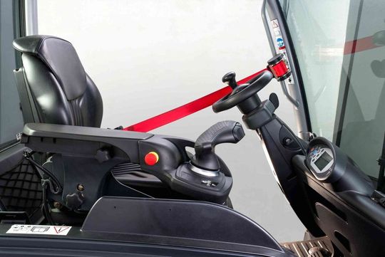 Das Cockpit der Still-Gegengewichtsstapler, zu dem auch der Elobau Multifunktionsgriff gehört, zeigt sich funktional und optisch ansprechend. Das Cockpit der Still-Gegengewichtsstapler, zu dem auch der Elobau Multifunktionsgriff gehört, zeigt sich funktional und optisch ansprechend.