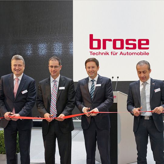 Die feierliche Eröffnung des neuen italienischen Werkes: (v.l.) Kurt Sauernheimer (Geschäftsführer Türsysteme Brose Gruppe), Scott Garberding (Einkaufsleiter Fiat Chrysler Automobiles), Jürgen Otto (Vorsitzender der Geschäftsführung Brose Gruppe) und Luigi Di Battista (Werkleiter Brose Melfi). Die feierliche Eröffnung des neuen italienischen Werkes: (v.l.) Kurt Sauernheimer (Geschäftsführer Türsysteme Brose Gruppe), Scott Garberding (Einkaufsleiter Fiat Chrysler Automobiles), Jürgen Otto (Vorsitzender der Geschäftsführung Brose Gruppe) und Luigi Di Battista (Werkleiter Brose Melfi).