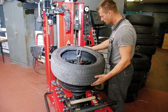 Mit Rollenmaschinen wird das altehrwürdige Montiereisen überflüssig. Mit Rollenmaschinen wird das altehrwürdige Montiereisen überflüssig.
