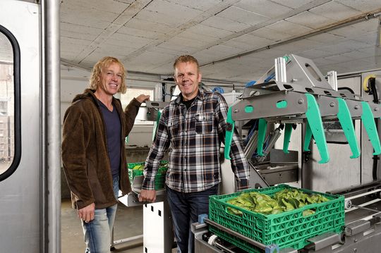Der Salatbauer Oswald Isenegger und der Landwirtschaftstechniker Bruno Villiger sind stolz auf ihre Erfindung: Die Idee zur Salatwasch- und -Schleuderanlage ist im gemeinsamen Kitesurf-Urlaub entstanden. Der Salatbauer Oswald Isenegger und der Landwirtschaftstechniker Bruno Villiger sind stolz auf ihre Erfindung: Die Idee zur Salatwasch- und -Schleuderanlage ist im gemeinsamen Kitesurf-Urlaub entstanden.
