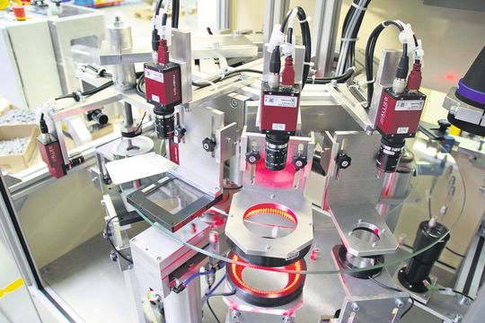 Nur fehlerfreie Teile können verwendet werden. Überprüft wird dies mit mehreren Kameras, welche die Teile von allen Seiten begutachten. Nur fehlerfreie Teile können verwendet werden. Überprüft wird dies mit mehreren Kameras, welche die Teile von allen Seiten begutachten.