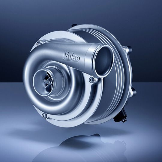 Der E-Kompressor optimiert die Beschleunigung des Pkw und senkt darüber hinaus im 12-Volt-Bordnetz-Betrieb den Kraftstoffverbrauch um etwa zehn Prozent. Der E-Kompressor optimiert die Beschleunigung des Pkw und senkt darüber hinaus im 12-Volt-Bordnetz-Betrieb den Kraftstoffverbrauch um etwa zehn Prozent.