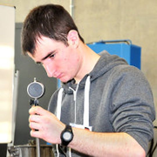 Konzentriert für Deutschland: Alexander Lion tritt für das Kfz-Gewerbe bei den Worldskills 2015 an. Konzentriert für Deutschland: Alexander Lion tritt für das Kfz-Gewerbe bei den Worldskills 2015 an.