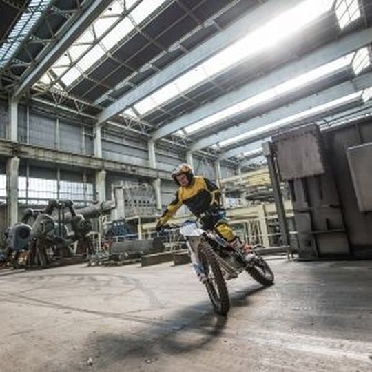 KTM veröffentlicht Video „High on Voltage“ mit Youtube-Star. KTM veröffentlicht Video „High on Voltage“ mit Youtube-Star.