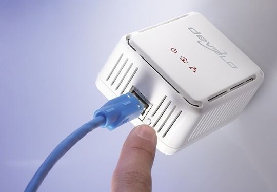Einstecken, Knopf drücken, verschlüsselte Daten schicken – so einfach ist das Prinzip »Homeplug«. Einstecken, Knopf drücken, verschlüsselte Daten schicken – so einfach ist das Prinzip »Homeplug«.
