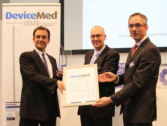 Verleihung des DeviceMed Innovation Award 2014 an der Compamed in Düsseldorf (v. l.):Ahmet Muderris (Geschäftsführer Composites Busch), Dr. Nicolas Bernet (Leiter BU Medical bei Composites Busch) und Peter Reinhardt (Chefredakteur DeviceMed). Verleihung des DeviceMed Innovation Award 2014 an der Compamed in Düsseldorf (v. l.):Ahmet Muderris (Geschäftsführer Composites Busch), Dr. Nicolas Bernet (Leiter BU Medical bei Composites Busch) und Peter Reinhardt (Chefredakteur DeviceMed).