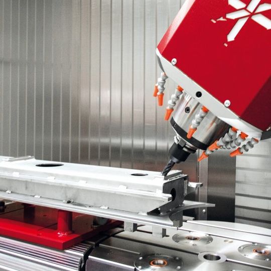 Mit den Bearbeitungszentren der T6 Baureihe ist eine präzise Stirnseitenbearbeitung langer Werkstücke möglich.