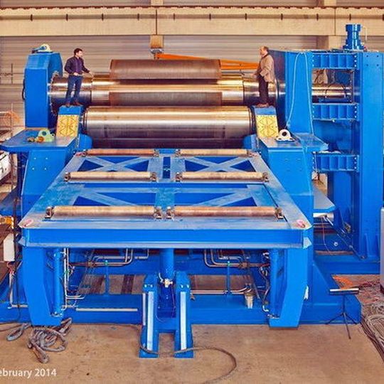 Mit einem Gewicht von rund 620 t ist die Vier-Walzen-Biegemaschine von Uniweld Maschinenbau ein echter Gigant. Mit einem Gewicht von rund 620 t ist die Vier-Walzen-Biegemaschine von Uniweld Maschinenbau ein echter Gigant.
