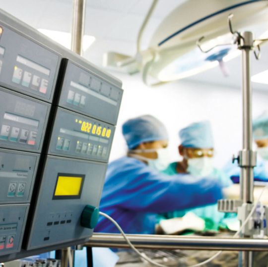 Eine Herzoperation: Medizinische Überwachungsgeräte können von einer verrauschten Busspannung gestört werden; eine Stromversorgung mit galvanischer Trennung kann dieses Rauschen eliminieren. Eine Herzoperation: Medizinische Überwachungsgeräte können von einer verrauschten Busspannung gestört werden; eine Stromversorgung mit galvanischer Trennung kann dieses Rauschen eliminieren.