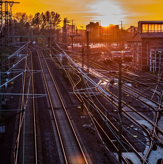 Bahnanwendungen: Von dort eingesetzten Spannungsversorgungen wird höchste Zuverlässigkeit und Verfügbarkeit erwartet. Bahnanwendungen: Von dort eingesetzten Spannungsversorgungen wird höchste Zuverlässigkeit und Verfügbarkeit erwartet.