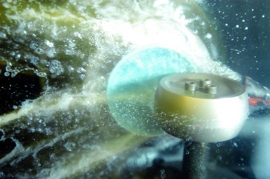 Im Werk Frankfurt produziert Rodenstock Gleitsichtgläser. Im Vordergrund das rotierende Diamantwerkzeug. Im Werk Frankfurt produziert Rodenstock Gleitsichtgläser. Im Vordergrund das rotierende Diamantwerkzeug.