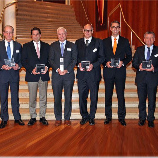Sechs Unternehmen dürfen sich in diesem Jahr über den ZF Supplier Award freuen (von links nach rechts): Wolfgang Krappe (Geschäftsführer M. Busch), Thomas Amato (Präsident und Geschäftsführer Metaldyne), Karl-Heinz Füß (Leiter Vertrieb Siemens), Volker Buth (Geschäftsführer Hirschmann Automotive), Dr. Till Reuter (Vorstandsvorsitzender Kuka), Karl Schmauder (Vorstandsmitglied Elring Klinger). Sechs Unternehmen dürfen sich in diesem Jahr über den ZF Supplier Award freuen (von links nach rechts): Wolfgang Krappe (Geschäftsführer M. Busch), Thomas Amato (Präsident und Geschäftsführer Metaldyne), Karl-Heinz Füß (Leiter Vertrieb Siemens), Volker Buth (Geschäftsführer Hirschmann Automotive), Dr. Till Reuter (Vorstandsvorsitzender Kuka), Karl Schmauder (Vorstandsmitglied Elring Klinger).