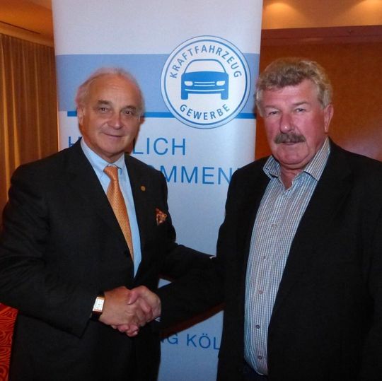 Siegfried Busse (re.), Obermeister der Karosseriebauer-Innung, gratuliert Rolf Mauss zur Wiederwahl.