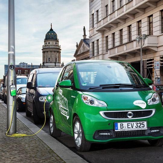 Elektroautos könnten künftig über Steckdosen an Straßenlaternen Strom zapfen. Elektroautos könnten künftig über Steckdosen an Straßenlaternen Strom zapfen.