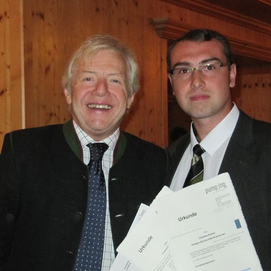 Auf der Abendveranstaltung bekamen die 28 frischgebackenen Absolventen des diesjährigen deutschsprachigen Pumpenfachingenieur-Lehrgangs ihre Diplome überreicht. Im Bild Geschäftsführer Helmut Jaberg und Christian Richter, Pumpen-Service Uhthoff & Zarniko. Auf der Abendveranstaltung bekamen die 28 frischgebackenen Absolventen des diesjährigen deutschsprachigen Pumpenfachingenieur-Lehrgangs ihre Diplome überreicht. Im Bild Geschäftsführer Helmut Jaberg und Christian Richter, Pumpen-Service Uhthoff & Zarniko.