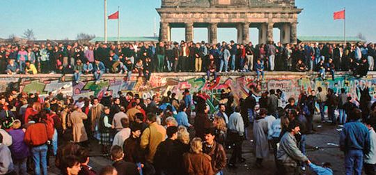 Les Berlinois fêtent la chute du mur à la Porte de Brandebourg en novembre 1989. Les Berlinois fêtent la chute du mur à la Porte de Brandebourg en novembre 1989.