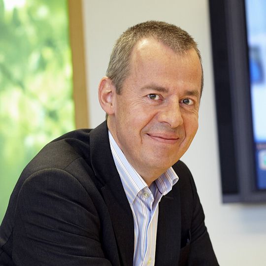 Henrik Lange übernimmt die Leitung der Group Finance and Business Transformation sowie die Verantwortung für die Bereiche Demand Chain, IT, UNITE, Purchasing und Investor Relations bei SKF. Henrik Lange übernimmt die Leitung der Group Finance and Business Transformation sowie die Verantwortung für die Bereiche Demand Chain, IT, UNITE, Purchasing und Investor Relations bei SKF.
