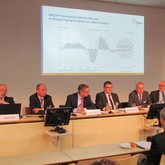 Referenten der VDMA-Pressekonferenz (v. l. n. r.): stellv. Geschäftsführer Elektrische Automation Peter Früauf , Rainer Glatz, Prof. Dieter Wegener, Herbert Wegmann, Dr. Ralph Wiechers und Georg Dlugosch (Moderator). Referenten der VDMA-Pressekonferenz (v. l. n. r.): stellv. Geschäftsführer Elektrische Automation Peter Früauf , Rainer Glatz, Prof. Dieter Wegener, Herbert Wegmann, Dr. Ralph Wiechers und Georg Dlugosch (Moderator).