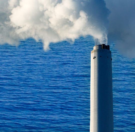 Stickoxide aus Kohlekraftwerken gelangen über die Atmosphäre auch in den Ozean, wie Forschende nun nachgewiesen haben. Stickoxide aus Kohlekraftwerken gelangen über die Atmosphäre auch in den Ozean, wie Forschende nun nachgewiesen haben.