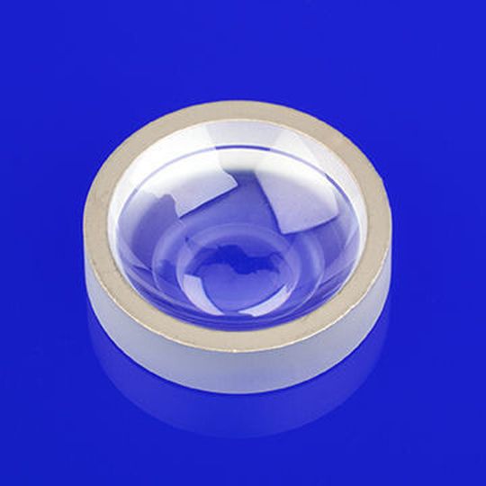 Saphir-Schaugläser bestehen aus einem einzelnen Aluminiumoxid-Kristall. Saphir-Schaugläser bestehen aus einem einzelnen Aluminiumoxid-Kristall.