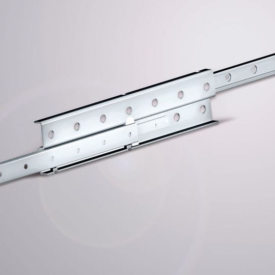 Bei dem Vollauszug DSS 43 Syn aus der Produktfamilie Telescopic Rail werden die Führungsschienen über ein Verzahnungssystem synchronisiert. Bei dem Vollauszug DSS 43 Syn aus der Produktfamilie Telescopic Rail werden die Führungsschienen über ein Verzahnungssystem synchronisiert.