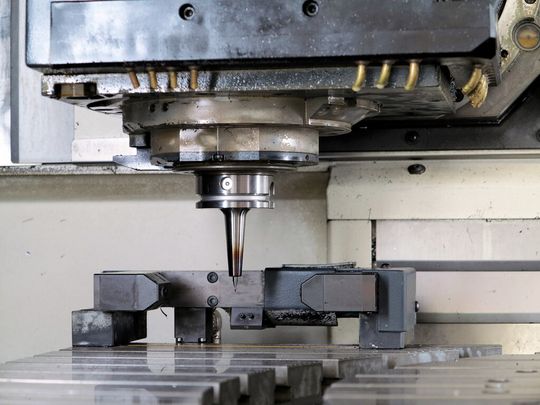 Auch kleinste Werkzeuge lassen sich dank des präzisen Blum-Lasermesssystems innerhalb weniger Sekunden vermessen. Auch kleinste Werkzeuge lassen sich dank des präzisen Blum-Lasermesssystems innerhalb weniger Sekunden vermessen.