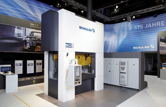 Der neue Stanzautomat verfügt als weltweit erste Anlage über zwei elektrisch gekoppelte und frei programmierbare Druckpunkte. Der neue Stanzautomat verfügt als weltweit erste Anlage über zwei elektrisch gekoppelte und frei programmierbare Druckpunkte.