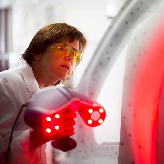 Die Spannungsmessung nach der Umformung eines komplexen Seitenwandrahmens aus DX57 Hyperform bestätigt die guten Umformeigenschaften des neuen Stahls. Die Spannungsmessung nach der Umformung eines komplexen Seitenwandrahmens aus DX57 Hyperform bestätigt die guten Umformeigenschaften des neuen Stahls.