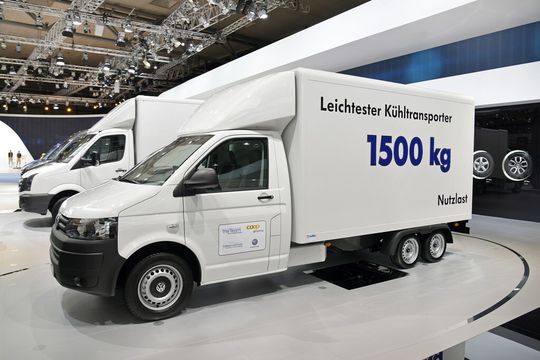 In einem Gemeinschaftsprojekt mit Volkswagen Nutzfahrzeuge und der Carbon Truck & Trailer GmbH hat TTT den Prototyp eines superleichten Carbon-Kühlkoffers auf T5-Basis entwickelt. In einem Gemeinschaftsprojekt mit Volkswagen Nutzfahrzeuge und der Carbon Truck & Trailer GmbH hat TTT den Prototyp eines superleichten Carbon-Kühlkoffers auf T5-Basis entwickelt.