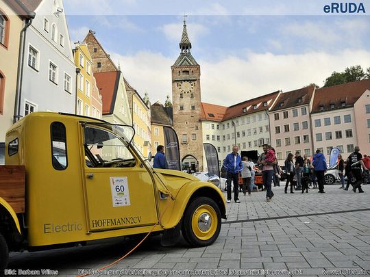 eRUDA 2014: 165 E-Fahrzeuge, darunter ein E-LKW, nahmen an der Rallye teil. Die Anmeldung für 2015 läuft. eRUDA 2014: 165 E-Fahrzeuge, darunter ein E-LKW, nahmen an der Rallye teil. Die Anmeldung für 2015 läuft.