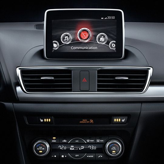 Das hochmoderne Infotainmentsystem und das branchenweit erste automobile Tablet-Display sind Teil des In-Vehicle-Konnektivitätskonzepts von Mazda. Das hochmoderne Infotainmentsystem und das branchenweit erste automobile Tablet-Display sind Teil des In-Vehicle-Konnektivitätskonzepts von Mazda.