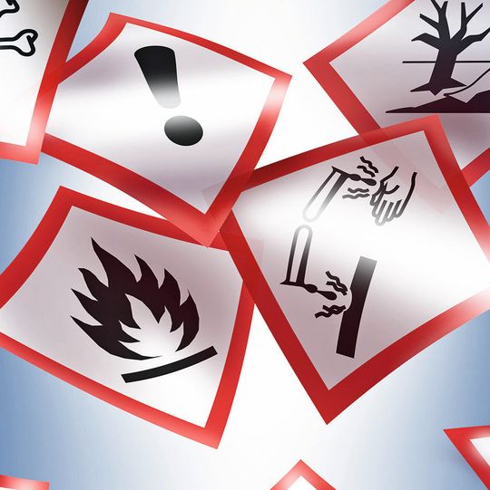 Egal ob Gefahrstoffe als Probelieferungen zugesendet oder über Dienstleister mitgebracht wurden – die Wege sollten untersucht und prozessseitig gesteuert werden. Egal ob Gefahrstoffe als Probelieferungen zugesendet oder über Dienstleister mitgebracht wurden – die Wege sollten untersucht und prozessseitig gesteuert werden.